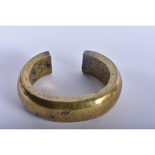 457 - AN EARLY AFRICAN EASTERN ASIAN BRONZE TRIBAL BRONZE BANGLE. 10 cm wide.