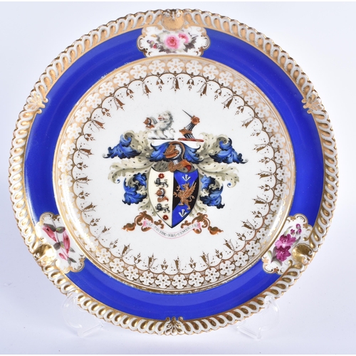 46 - A FINE EARLY 19TH CENTURY CHAMBERLAINS WORCESTER ARMORIAL PLATE painted with a Knight and shield cre... 