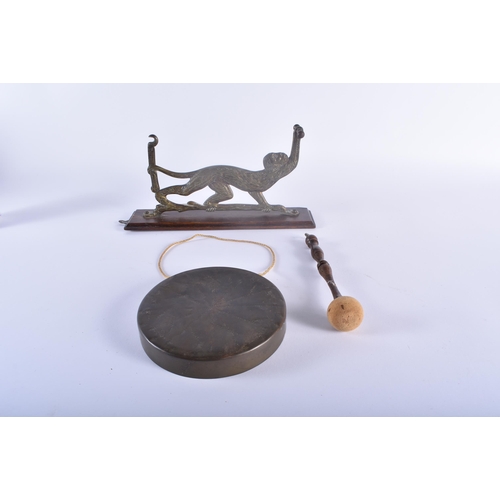 469 - A RARE LATE VICTORIAN/EDWARDIAN BRONZE AND OAK MONKEY DINNER GONG. 55 cm x 15 cm.