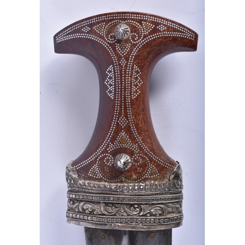 570 - AN ANTIQUE OMANI JAMBIYA DAGGER. 28 cm x 20 cm.