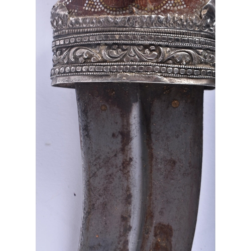 570 - AN ANTIQUE OMANI JAMBIYA DAGGER. 28 cm x 20 cm.