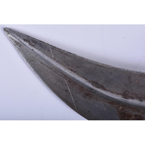 570 - AN ANTIQUE OMANI JAMBIYA DAGGER. 28 cm x 20 cm.