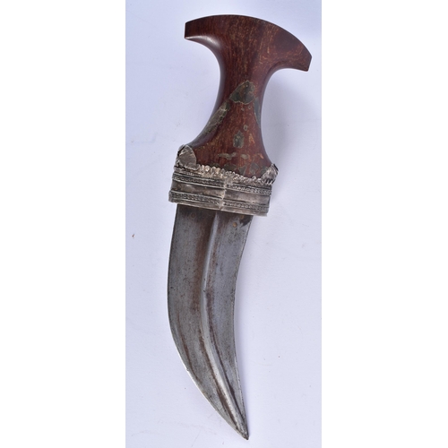 570 - AN ANTIQUE OMANI JAMBIYA DAGGER. 28 cm x 20 cm.