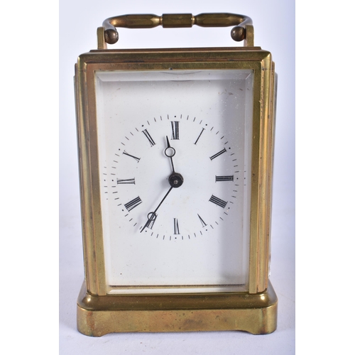 636 - AN ANTIQUE CARRIAGE CLOCK. 15 cm high inc handle.