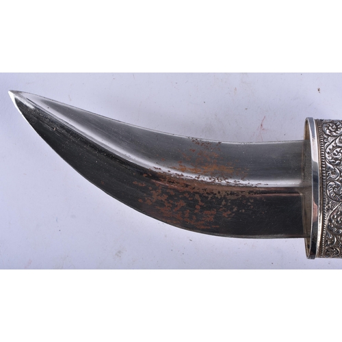 659 - AN OMANI HORN HANDLED JAMBIYA DAGGER. 28 cm x 20 cm.