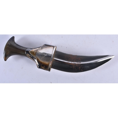 659 - AN OMANI HORN HANDLED JAMBIYA DAGGER. 28 cm x 20 cm.