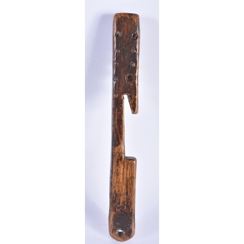 690 - AN EARLY TREEN LACE MAKERS WOODEN TOOL. 21 cm long.