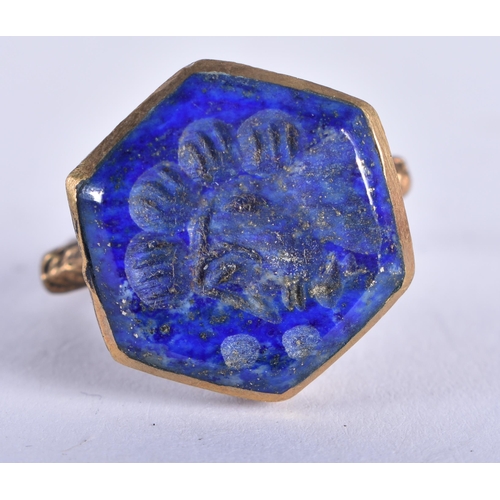 725 - AN 18TH/19TH CENTURY ISLAMIC GOLD GILDED OTTOMAN LAPIS LAZULI SEAL RING. S. 9 grams.