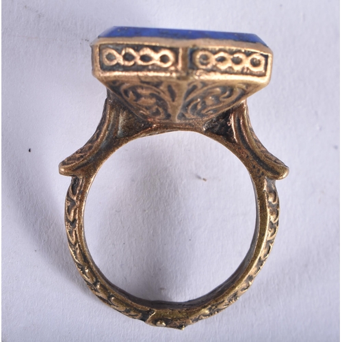 725 - AN 18TH/19TH CENTURY ISLAMIC GOLD GILDED OTTOMAN LAPIS LAZULI SEAL RING. S. 9 grams.