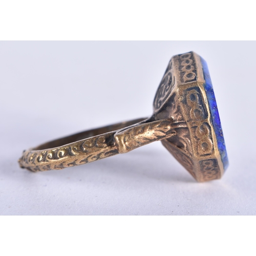 725 - AN 18TH/19TH CENTURY ISLAMIC GOLD GILDED OTTOMAN LAPIS LAZULI SEAL RING. S. 9 grams.