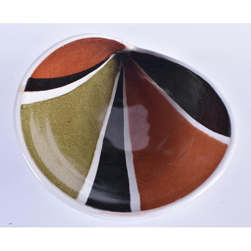 747 - A RETRO ITALIAN CERAMIC SHELL SHAPED DISH. 23 cm x 14 cm.