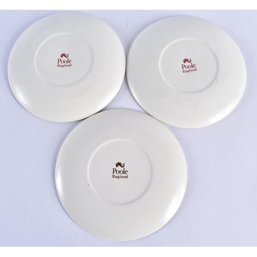 758 - A SET OF THREE 1980S POOLE POTTERY STYLISED PLATES by Roberto Tortoli. 14.5 cm diameter. (3)