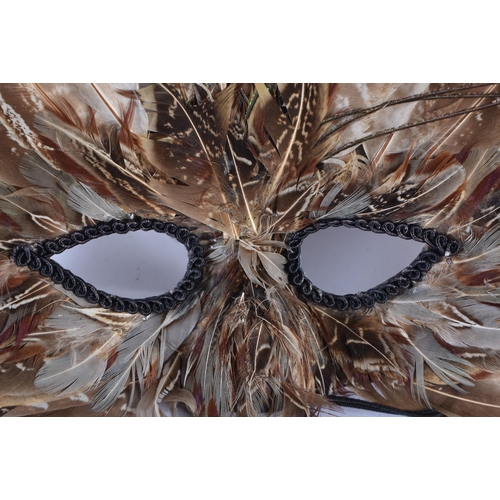 769 - A VINTAGE PEACOCK FEATHER VENETIAN STYLE THEATRICAL MASK. 34 cm x 27 cm.