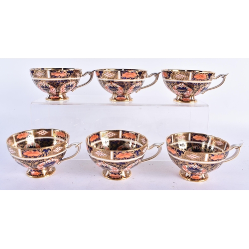 782 - ROYAL CROWN DERBY IMARI CUPS AND SAUCERS. (qty)