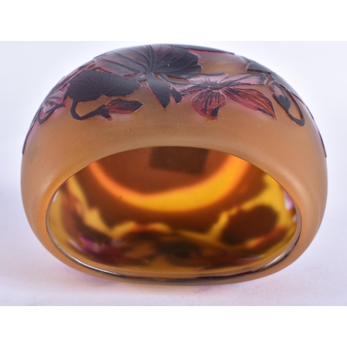 798 - A SMALL CAMEO GLASS VASE. 8 cm x 8 cm.