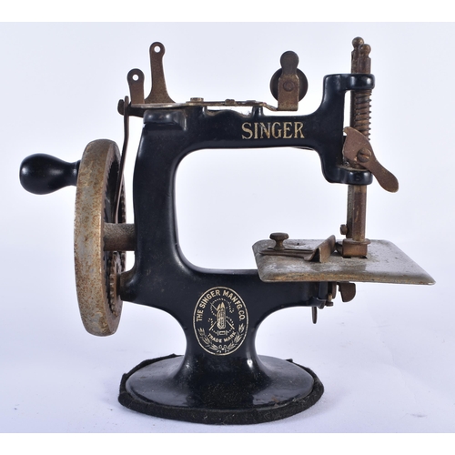 819 - AN UNUSUAL MINIATURE SINGER SEWING MACHINE. 17 cm x 15 cm.