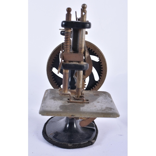 819 - AN UNUSUAL MINIATURE SINGER SEWING MACHINE. 17 cm x 15 cm.