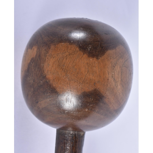 827 - A SMALL AFRICAN TRIBAL THROWING CLUB. 24 cm long.