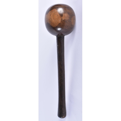 827 - A SMALL AFRICAN TRIBAL THROWING CLUB. 24 cm long.