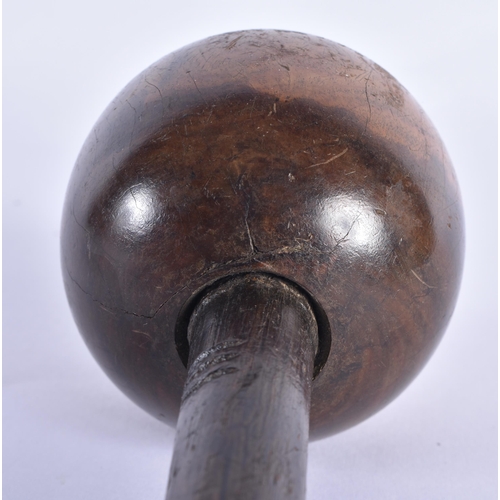 827 - A SMALL AFRICAN TRIBAL THROWING CLUB. 24 cm long.