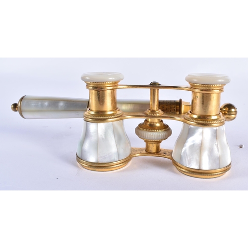 840 - A PAIR OF MOTHER OF PEARL OPERA GLASSES. 21 cm x 8 cm extended.