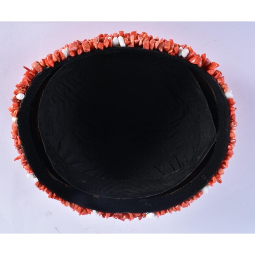 841 - AN UNUSUAL TWO COLOUR CORAL HAT. 20 cm x 17 cm.