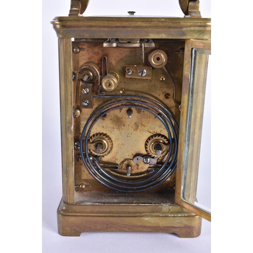 850 - AN ANTIQUE FRENCH REPEATING BRASS CARRIAGE CLOCK. 17 cm high including handle.