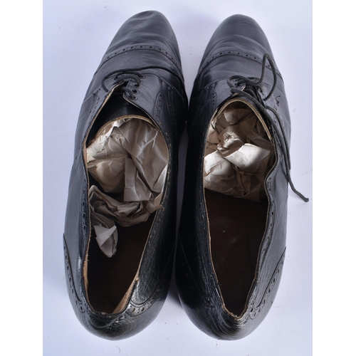 874 - A PAIR OF MASSIVE LEATHER SHOES. 35 cm long.