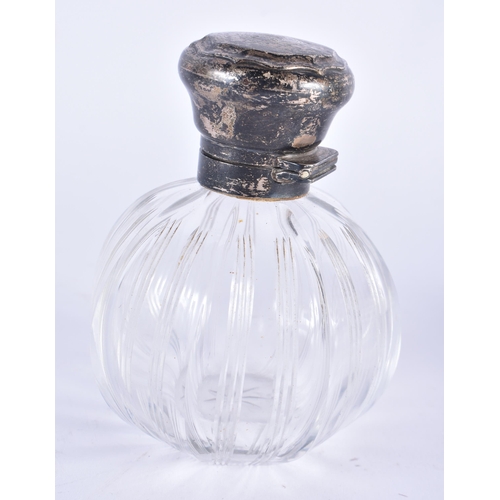 879 - AN ANTIQUE SILVER MOUNTED CUT GLASS SCENT BOTTLE together with a small crystal glass jewellery box. ... 