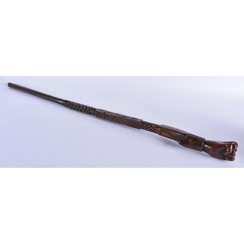 886 - A LARGE 18TH/19TH CENTURY CONTINENTAL CARVED FOLK ART FIST AND BIRD WALKING CANE STAFF. 84 cm long.