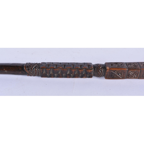 886 - A LARGE 18TH/19TH CENTURY CONTINENTAL CARVED FOLK ART FIST AND BIRD WALKING CANE STAFF. 84 cm long.