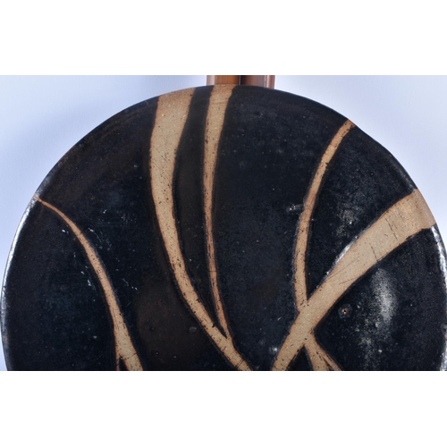 94 - A FINE STUDIO POTTERY STONEWARE CIRCULAR DISH in the manner of Shoji Hamada (1894-1978). 28 cm diame... 