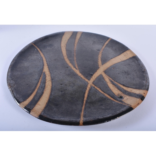 94 - A FINE STUDIO POTTERY STONEWARE CIRCULAR DISH in the manner of Shoji Hamada (1894-1978). 28 cm diame... 