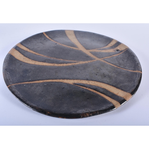 94 - A FINE STUDIO POTTERY STONEWARE CIRCULAR DISH in the manner of Shoji Hamada (1894-1978). 28 cm diame... 