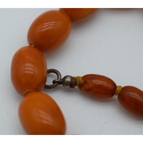 1001 - AN AMBER NECKLACE. 17 grams. 36 cm long, largest bead 1.75 cm x 1 cm.