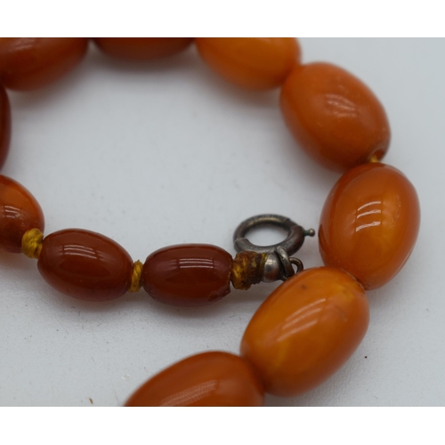 1001 - AN AMBER NECKLACE. 17 grams. 36 cm long, largest bead 1.75 cm x 1 cm.