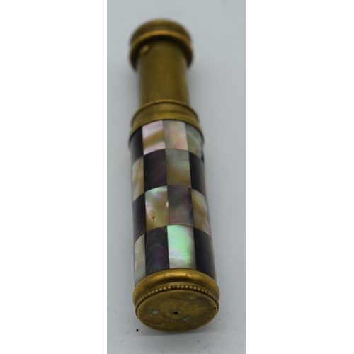 1008 - AN ANTIQUE MOTHER OF PEARL SPRINGING SCENT BOTTLE. 53 grams. 10 cm x 2 cm extended.