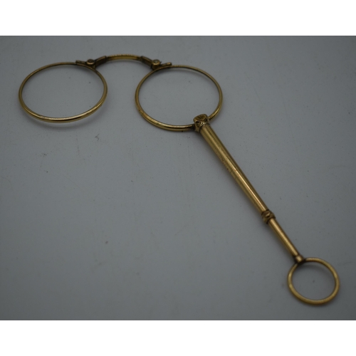 1019 - A PAIR OF ANTIQUE YELLOW METAL LORGNETTES. 30 grams. 14 cm x 9.5 cm extended.