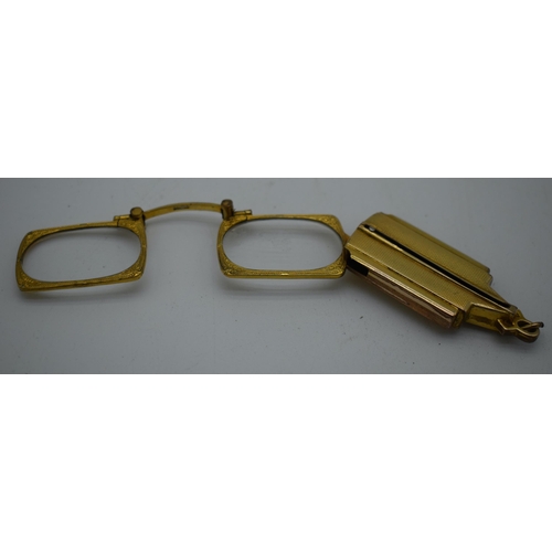 1025 - A RARE PAIR OF ANTIQUE YELLOW METAL LORGNETTES. 26 grams. 9.5 cm x 6.5 cm extended.