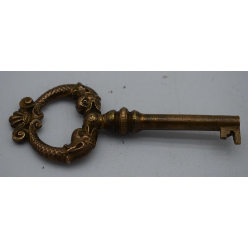 1069 - A FINE REGENCY DOUBLE FISH BRONZE KEY. 24 grams. 7.25cm x 3.25cm.