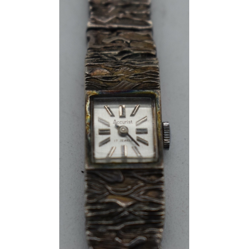 1075 - A SILVER ACCURIST WRISTWATCH. 34 grams. 1.25cm inc crown, strap 15.5 cm.