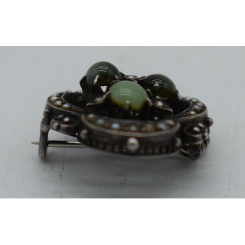 1076 - AN ANTIQUE BROOCH. 7 grams. 3 cm x 2.5 cm.