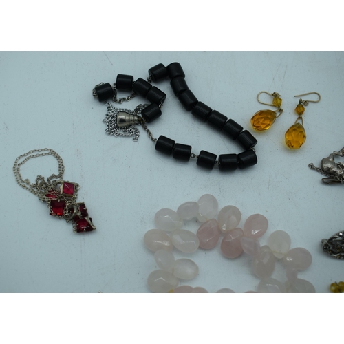 1077 - ASSORTED JEWELLERY. 124 grams. (qty)