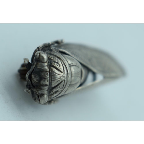 1079 - AN EARLY 20TH CENTURY JAPANESE MEIJI PERIOD SILVER LOCUST BROOCH. 6.5 grams. 4.75 cm x 1.5 cm.