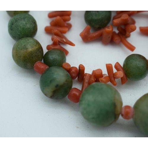 1080 - A CORAL AND JADE NECKLACE. 59 grams. 68 cm long.