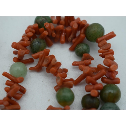 1080 - A CORAL AND JADE NECKLACE. 59 grams. 68 cm long.