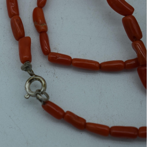 1081 - A CORAL NECKLACE. 27 grams. 45cm long.