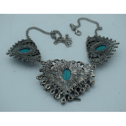 1091 - A WHITE METAL TURQUOISE NECKLACE. 42.2 grams. 45cm long.