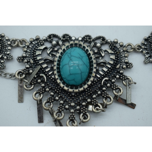 1091 - A WHITE METAL TURQUOISE NECKLACE. 42.2 grams. 45cm long.