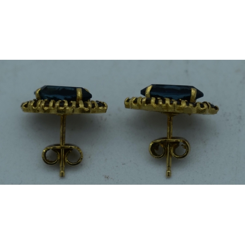 1095 - A PAIR OF 18CT GOLD EARRINGS. 3.6 grams. 1.5 cm x 1 cm.